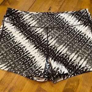 Athleta Workout Short in black and white pattern size Medium #46